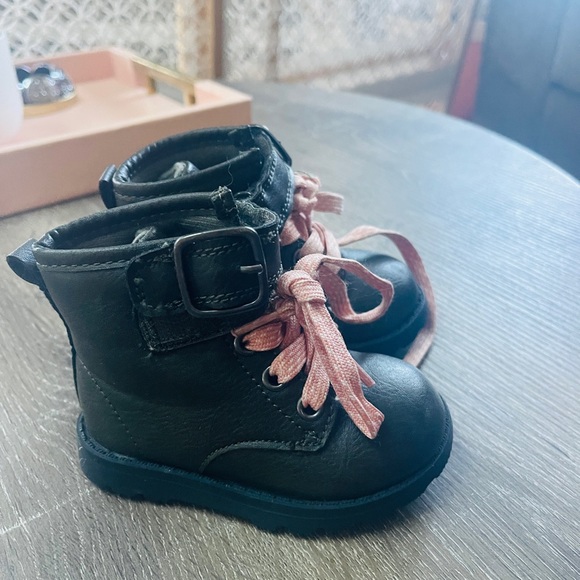 Carter’s Girls Booties Size 4 - Picture 1 of 4